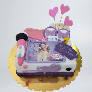 Tort cu Violetta, microfon si inimioare