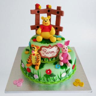 Tort cu Winnie the Pooth cu etaj