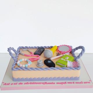 Tort de turta cu obiecte comestibile
