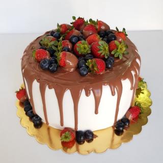 Tort decor capsuni si coacaze negre
