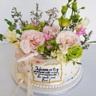 Tort decorat cu flori naturale