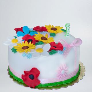 Tort delicat cu flori de camp