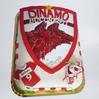 Tort Dinamo cu pantofi sport si tricou