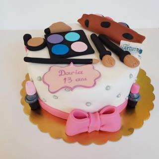 Tort Fashion cu multe farduri