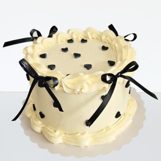 Tort in frosting Coquette valuri, inimioare si fundite negre