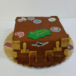 Tort valiza cu manere aurii