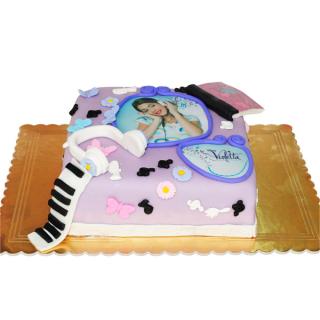 Tort Violetta cu obiecte comestibile
