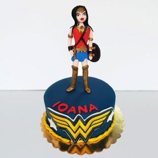 Tort Wonderwoman in picioare