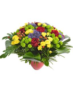 Aranjament floral cu trandafiri, minirosa, santini si trachelium