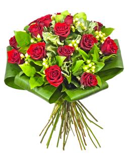 Buchet cu trandafiri si hipericum
