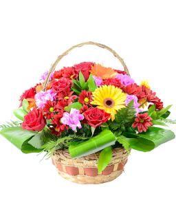 Cos floral cu gerbera, crizanteme, trandafiri si garoafe