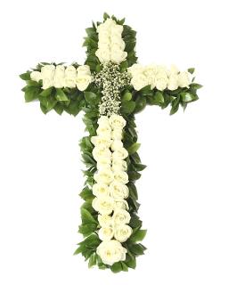 Cruce funerara cu trandafiri albi